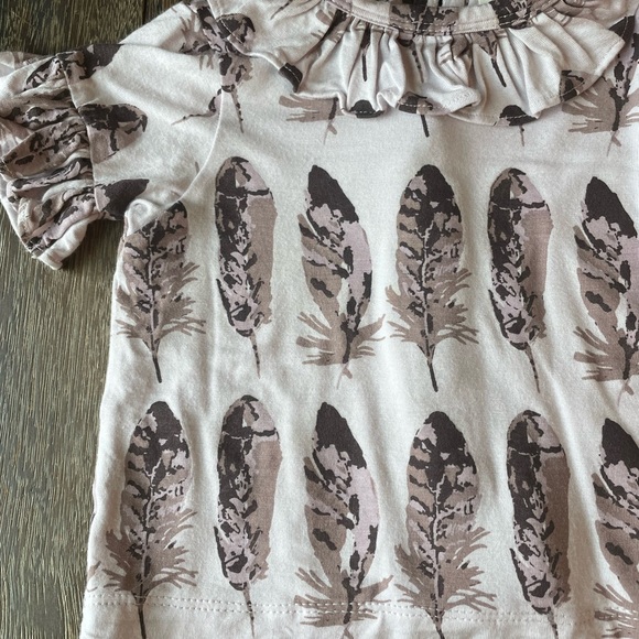 SOLD Kate Quinn Bamboo ruffle Feather print top, 0-3 months - Picture 2 of 6